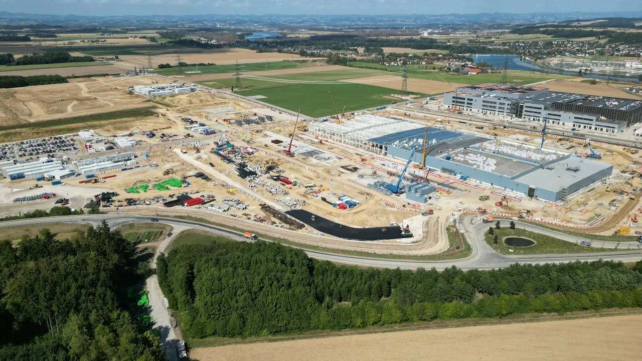 Vista aérea de um canteiro de obras de grande porte com guindastes